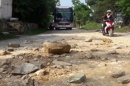 Thanh Hóa: Dân bức xúc vì xe quá tải đổ đất ra đường rồi tháo chạy