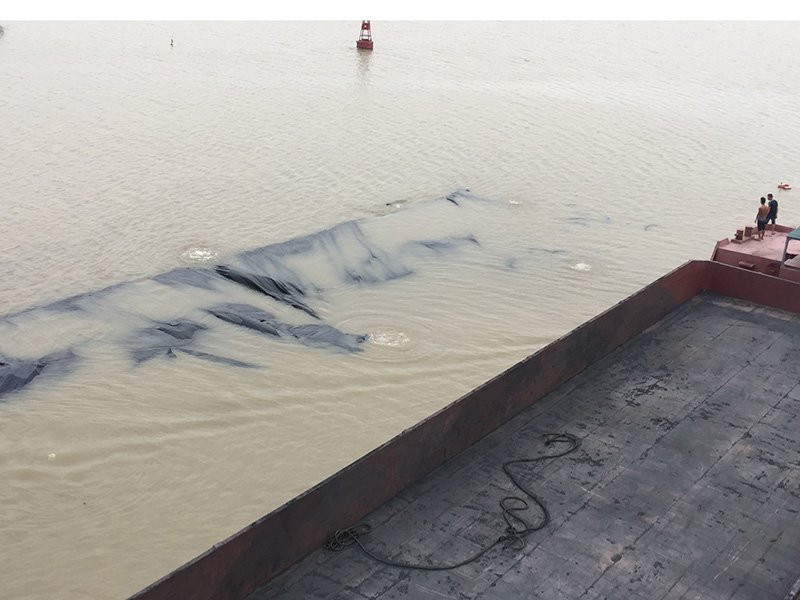 Quảng Ninh: Chìm sà lan chở 1.000 tấn than