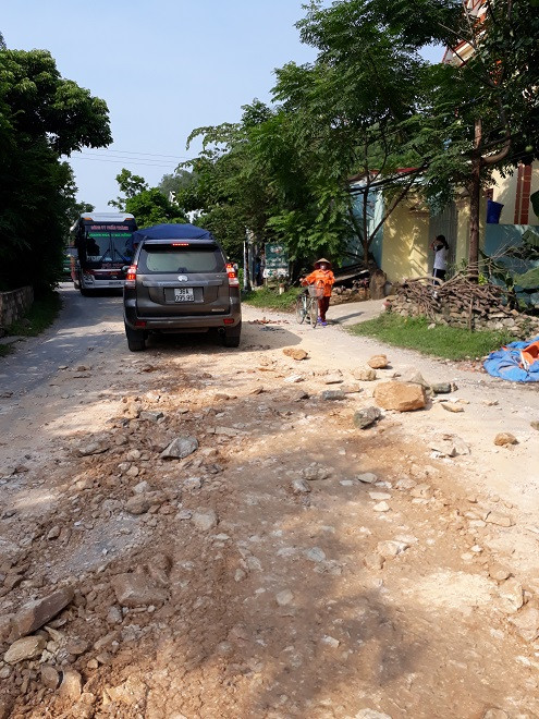 Thanh Hóa: Dân bức xúc vì xe quá tải đổ đất ra đường rồi tháo chạy