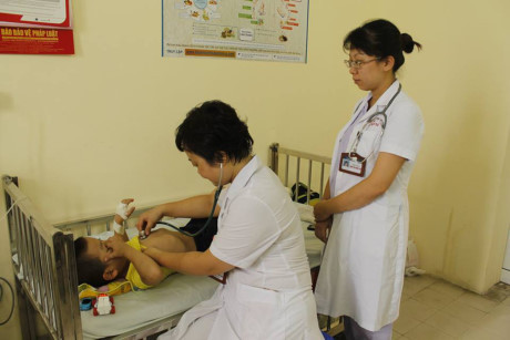 Trẻ nhập viện vì sốt xuất huyết tăng vọt