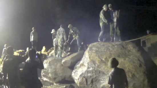 Yên Bái: Xuyên đêm phá đá, dọn bùn khắc phục sau trận lũ quét
