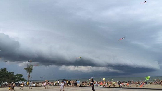 Xuất hiện đám mây có hình thù kì lạ tại biển Sầm Sơn