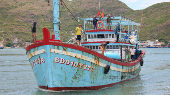 Tàu cá Bình Định đưa 10 thuyền viên trên tàu vận tải bị chìm vào bờ an toàn 