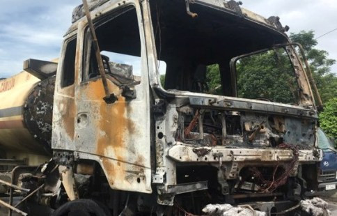Thanh Hóa: Xe chở dầu bốc cháy dữ dội giữa đường