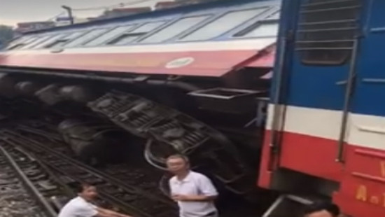 Hà Nội: Tàu hỏa bị trật bánh nghiêng 45% ra ngoài đường ray