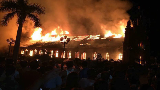 Nam Định: Nhà thờ cổ bị ngọn lửa thiêu rụi trong đêm 