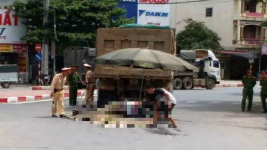 Hà Nội: Bị cuốn vào gầm xe tải, 3 người đi xe máy thiệt mạng