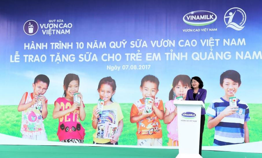 Khởi động hành trình trao sữa 10 năm liên tiếp của quỹ sữa vươn cao Việt Nam: Trao tặng 46.500 ly sữa cho trẻ em tỉnh Quảng Nam