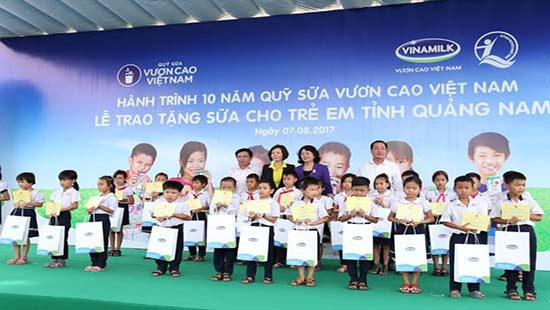 Khởi động hành trình trao sữa 10 năm liên tiếp của quỹ sữa vươn cao Việt Nam: Trao tặng 46.500 ly sữa cho trẻ em tỉnh Quảng Nam