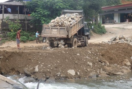 Lũ cuốn trôi đập tràn, 2 bản bị chia cắt