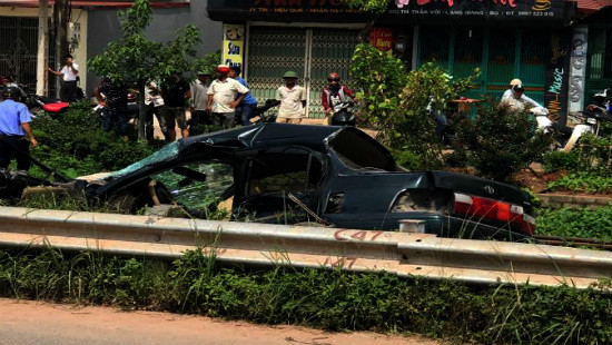 Bắc Giang: Xe ô tô bị tàu hỏa tông nát vụn, 1 người tử vong