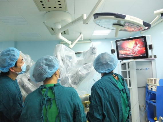 Lần đầu tiên cắt u gan bằng robot tại Việt Nam