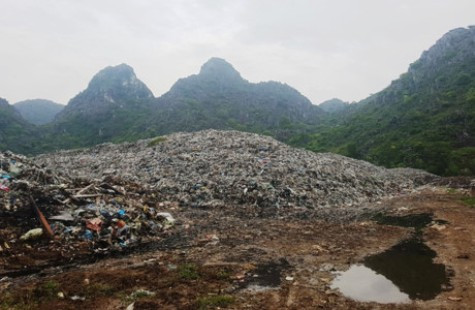 Dân dựng lều ngăn xe chở rác để phản đối vì ô nhiễm môi trường 