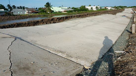 Sụt lún nghiêm trọng đường đê biển ở Cà Mau