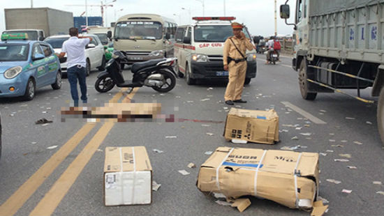 Hà Nội: Xe máy va chạm xe tải trên cầu Vĩnh Tuy, 1 người tử vong