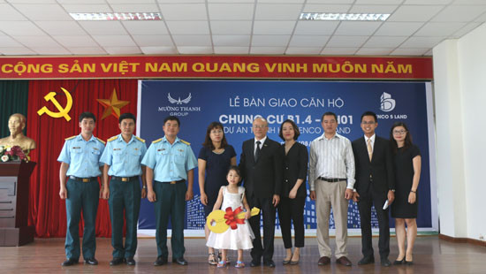 Tập đoàn Mường Thanh bàn giao nhà đúng cam kết cho gia đình Đại tá phi công Trần Quang Khải tại KĐT Thanh Hà Cienco 5
