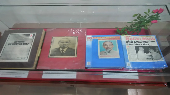 152 tập lưu báo và tạp chí được trưng bày trong ngày thành lập Bảo tàng báo chí Việt Nam