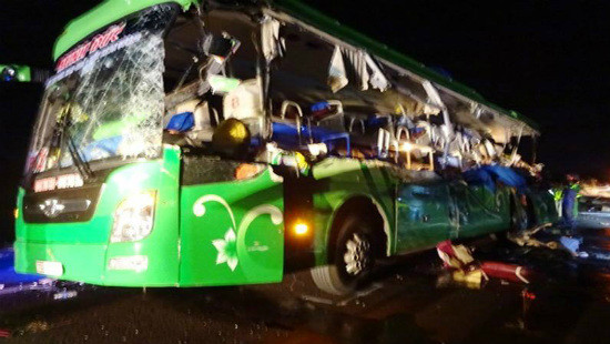 Bình Định: Xe khách tông trực diện xe đầu kéo, 5 người thiệt mạng