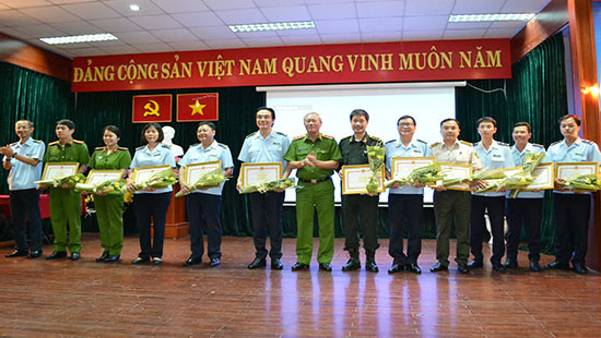 Tổng cục Cảnh sát tặng bằng khen cho Chi cục Hải quan sân bay Tân Sơn Nhất 