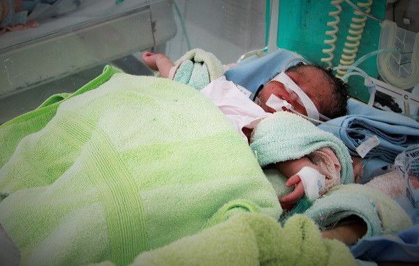 Đắk Lắk: Bé sinh non bị bỏ rơi trong túi nilon