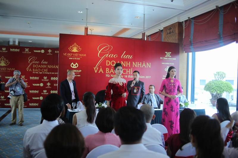 Hoa hậu Ngọc Hân diện áo dài dát vàng dự chương trình 