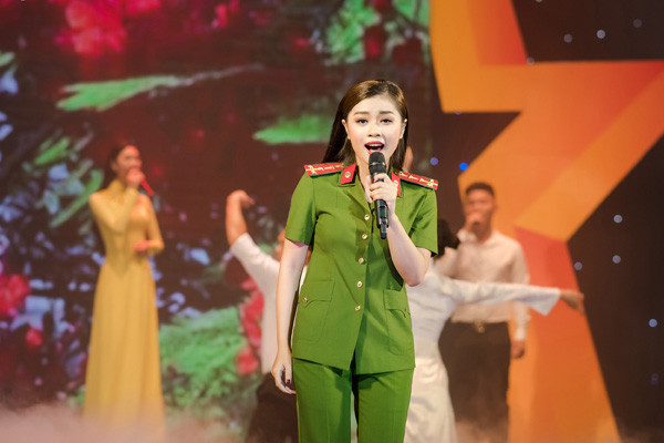 Sao Mai 2015 Thu Hằng mặc quân phục Công an, hát tặng người yêu trong ngày đặc biệt