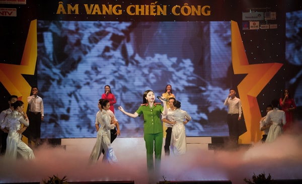 Sao Mai 2015 Thu Hằng mặc quân phục Công an, hát tặng người yêu trong ngày đặc biệt