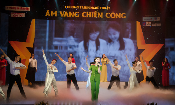 Sao Mai 2015 Thu Hằng mặc quân phục Công an, hát tặng người yêu trong ngày đặc biệt