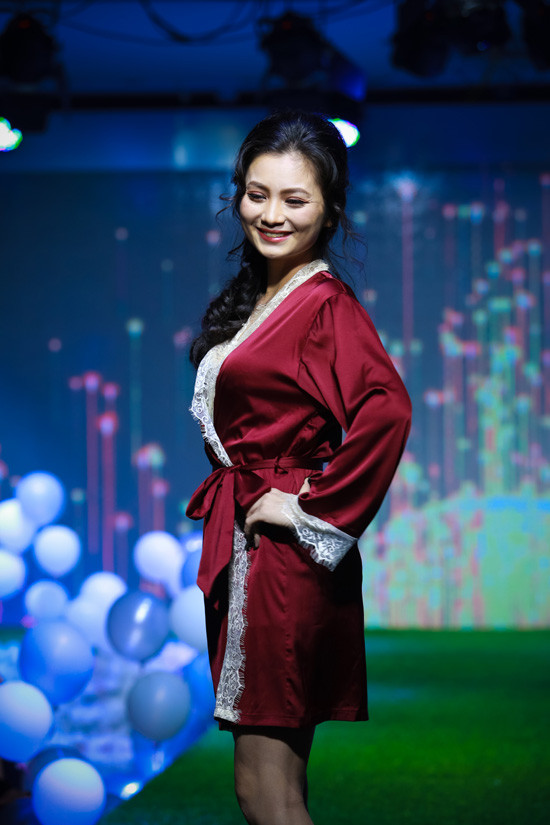 Diễn viên Diệu Hương hóa “cô nàng ngọt ngào” trong vai trò vedette