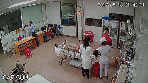 Bác sỹ bị đuổi đánh trong phòng cấp cứu