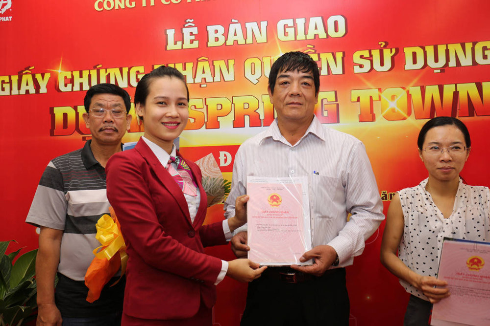 Địa ốc Kim Phát và Việt Hưng Phát trao hàng trăm sổ đỏ cho khách hàng 