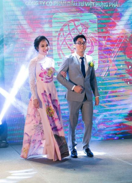 Kim Phát - Việt Hưng Phát tỏa sáng cùng áo dài của Nhà thiết kế nổi tiếng Đinh Văn Thơ