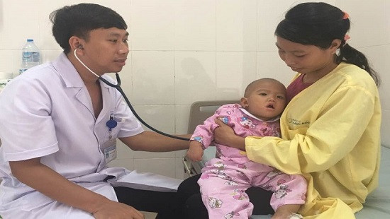 Quảng Ninh: Cứu sống bé gái 16 tháng tuổi bị ho gà kèm biến chứng
