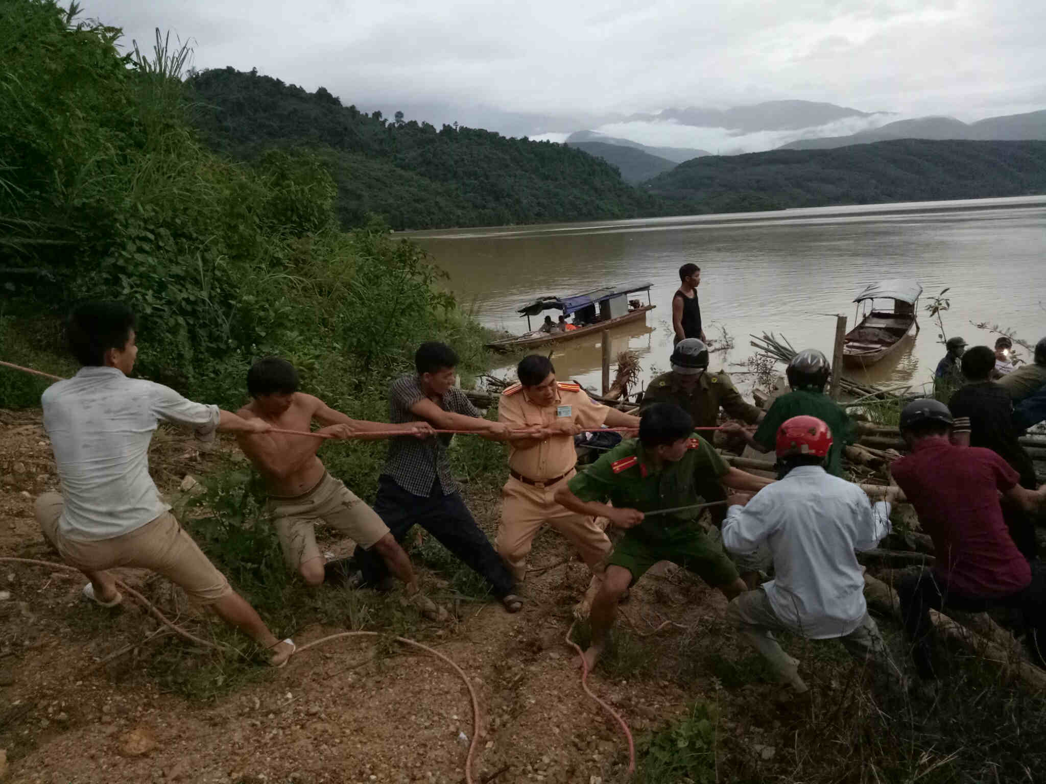 Ô tô lao xuống hồ ở lai châu
