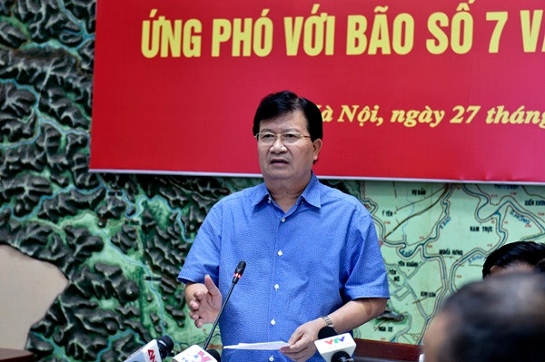 Phó Thủ tướng Trịnh Đình Dũng họp khẩn ứng phó với bão số 7 