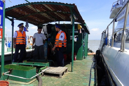 Cảnh sát biển liên tiếp bắt giữ tàu chở dầu trái phép