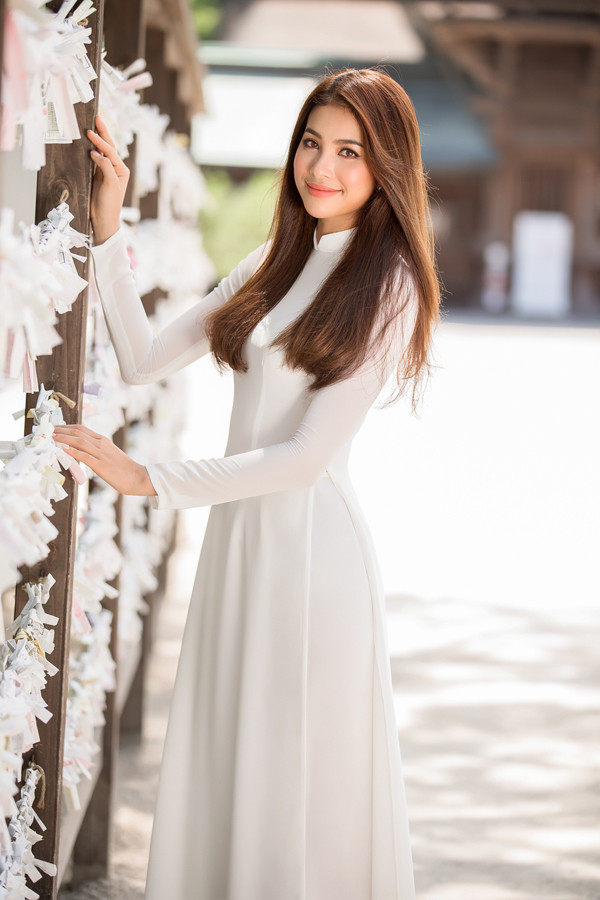 Hoa hậu Phạm Hương nền nã với áo dài trắng, gây thương nhớ ở xứ hoa anh đào