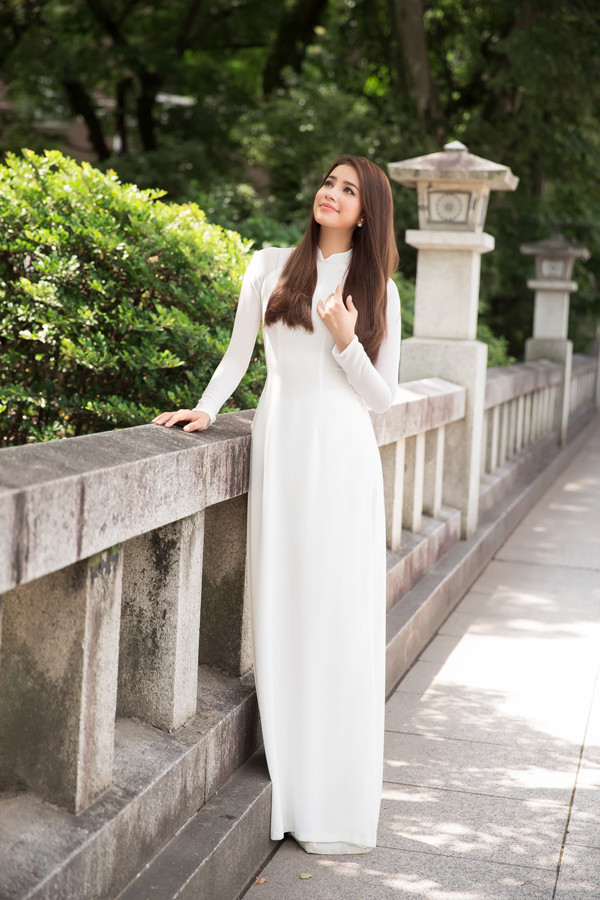 Hoa hậu Phạm Hương nền nã với áo dài trắng, gây thương nhớ ở xứ hoa anh đào
