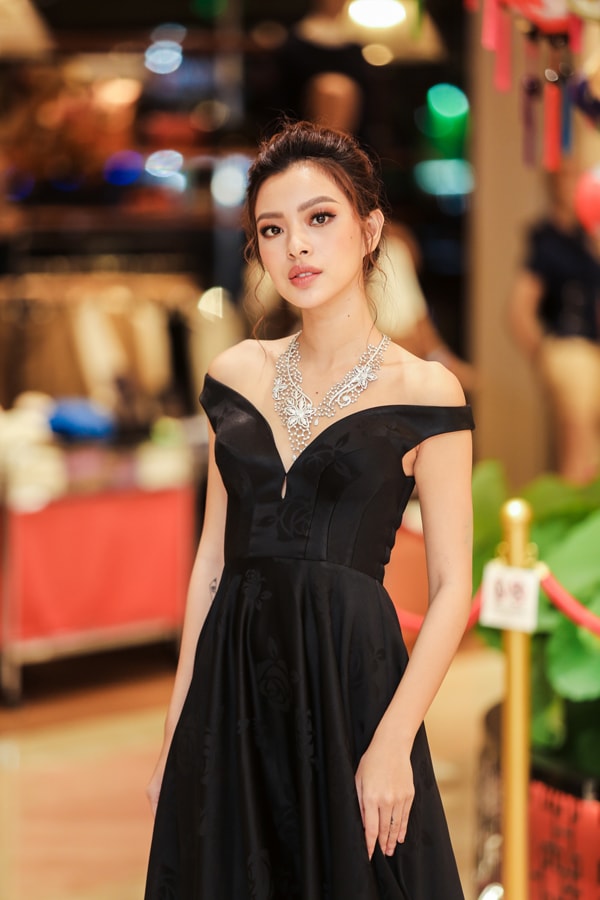 Vừa rời The Face, Tú Hảo đã diễn vedette, tự tin catwalk với trang sức kim cương tỷ đồng