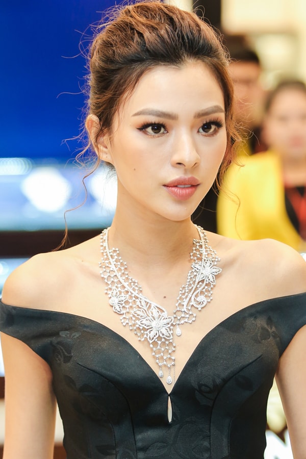 Vừa rời The Face, Tú Hảo đã diễn vedette, tự tin catwalk với trang sức kim cương tỷ đồng