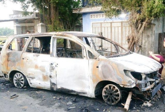 Nhóm côn đồ hỗn chiến trong đêm, xe Innova bị đốt cháy rụi