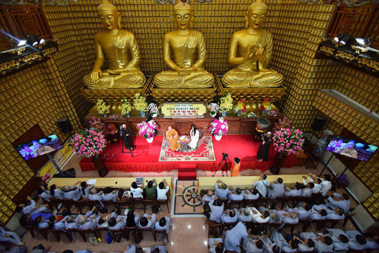 Lý Nhã Kỳ rơi nước mắt nói chuyện về cha trước hàng trăm Phật tử 
