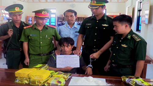 Bắt đối tượng vận chuyển 10 kg ma túy đá về Việt Nam