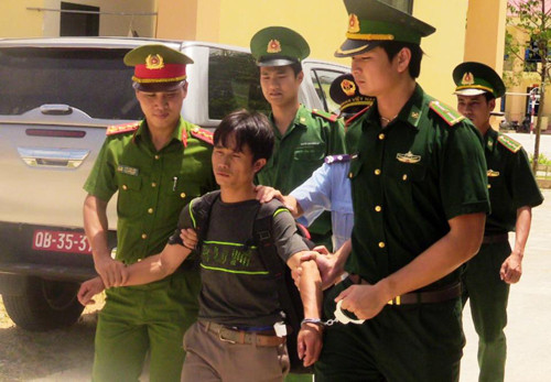Bắt đối tượng vận chuyển 10 kg ma túy đá về Việt Nam
