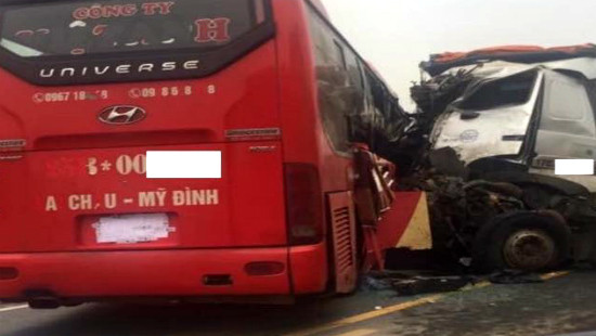 Xe tải tông xe khách trên cao tốc Hà Nội - Lào Cai, 8 người bị thương