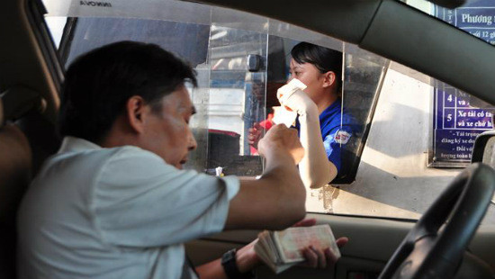 Phản đối BOT tuyến tránh Biên Hòa, tài xế dùng tiền lẻ trả phí