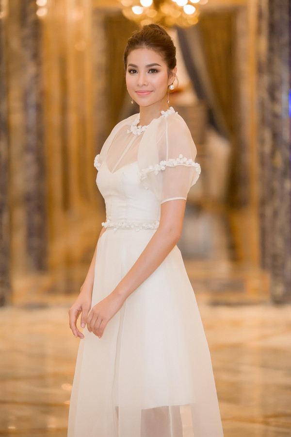 Hoa hậu Phạm Hương diện đầm “công chúa” rạng rỡ trên thảm đỏ