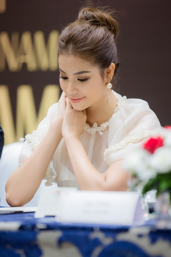 Hoa hậu Phạm Hương diện đầm “công chúa” rạng rỡ trên thảm đỏ Hoa hậu Phạm Hương diện đầm “công chúa” rạng rỡ trên thảm đỏ