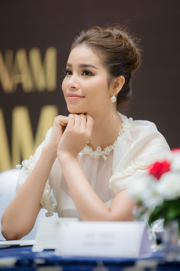 Hoa hậu Phạm Hương diện đầm “công chúa” rạng rỡ trên thảm đỏ