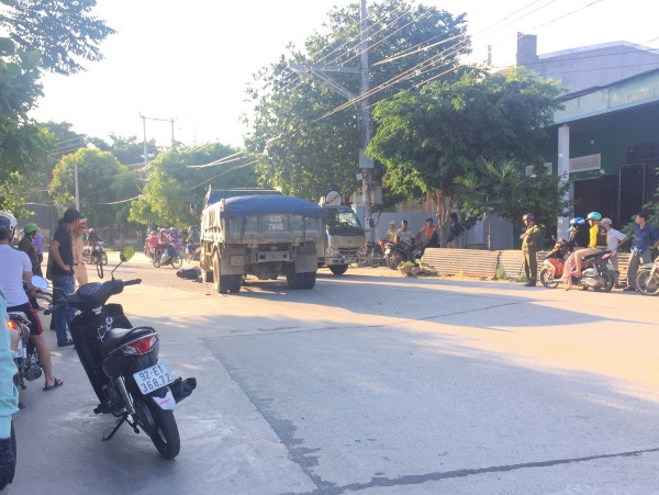 Quảng Nam: Va chạm với xe tải, 2 nam thanh niên nguy kịch